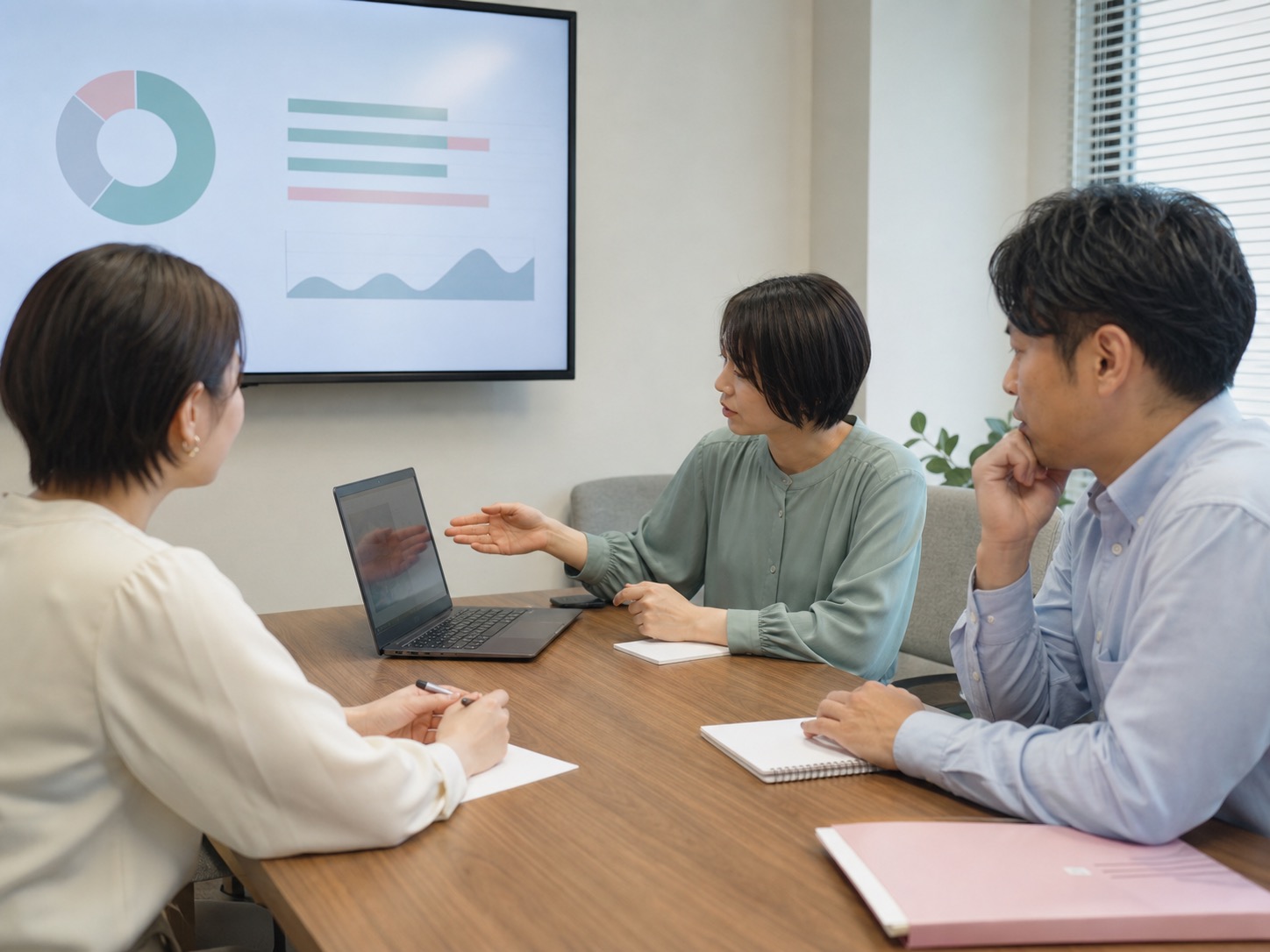 企業のCSR担当者が支援実績を確認する様子